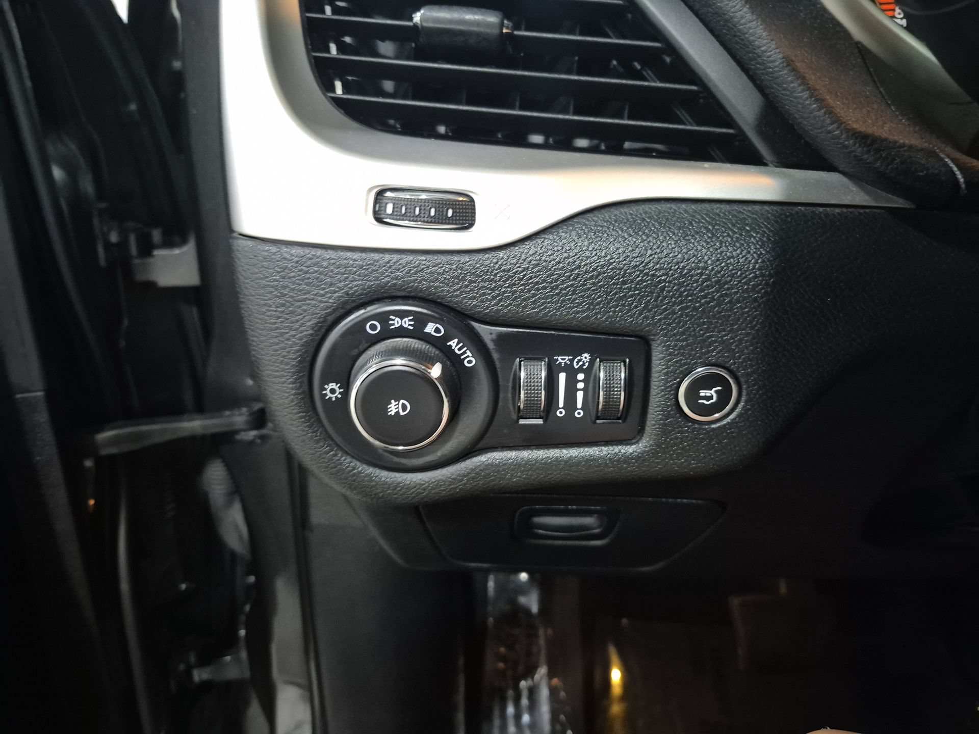 Used 2016 Jeep Cherokee Trailhawk w/ Comfort/Convenience Group AWD/4WD image 19