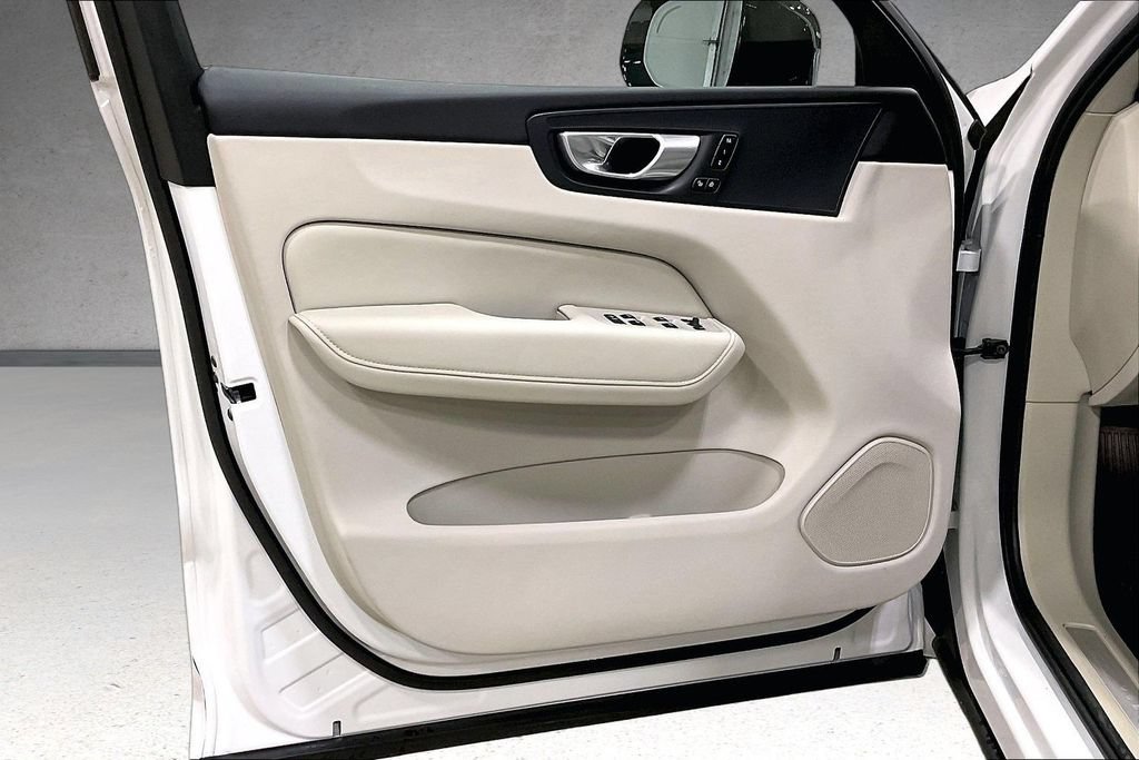 Certified 2024 Volvo XC60 B5 Plus AWD/4WD image 20