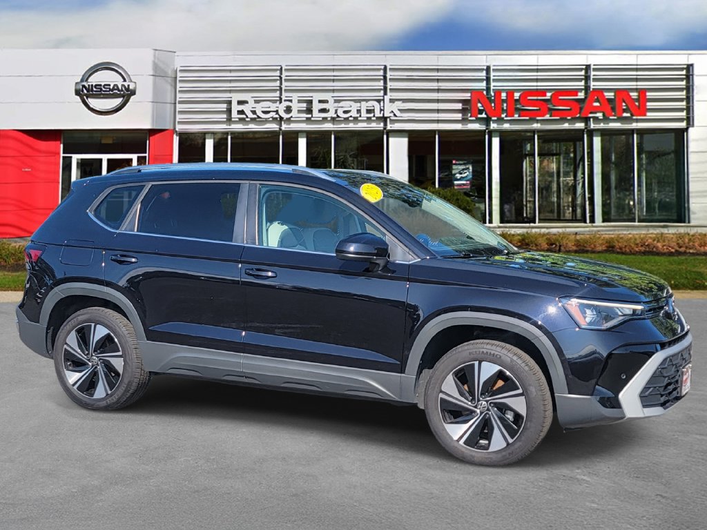 Used 2025 Volkswagen Taos SE AWD/4WD image 2