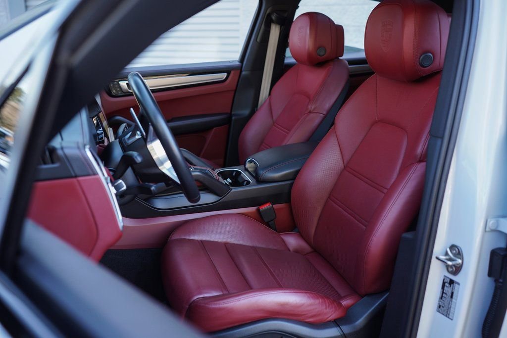 Used 2023 Porsche Cayenne Platinum Edition image 23