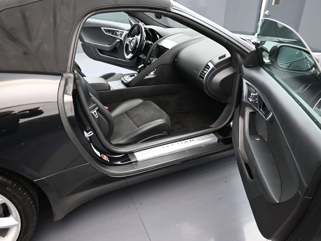 Used 2018 Jaguar F-TYPE Convertible image 10