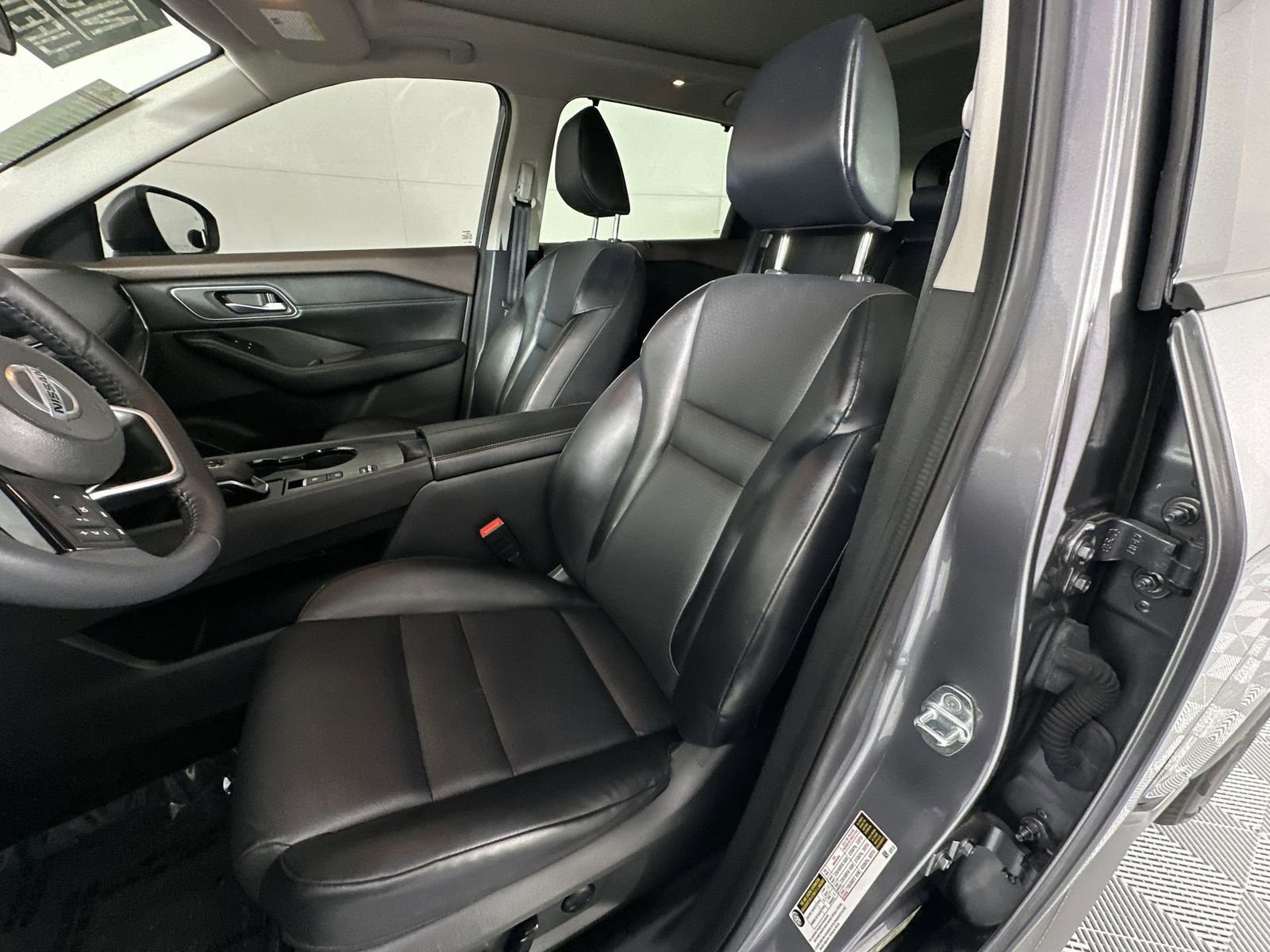 Used 2021 Nissan Rogue SV w/ Premium Package image 11
