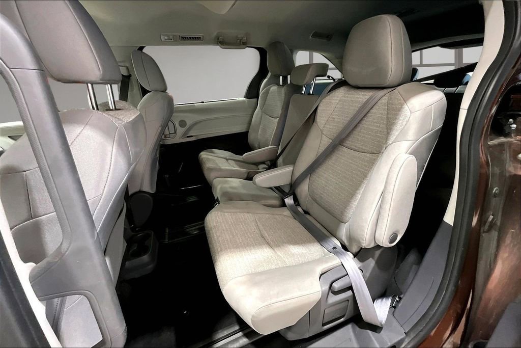 Used 2021 Toyota Sienna LE AWD/4WD image 24