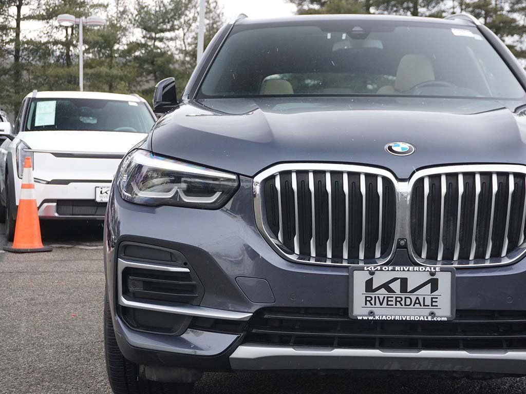 Used 2022 BMW X5 xDrive40i w/ Premium Package AWD/4WD image 17