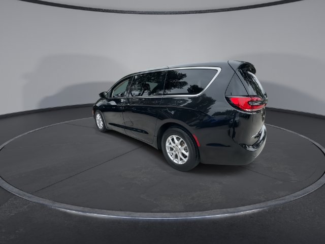 Used 2023 Chrysler Pacifica Touring-L FWD image 6
