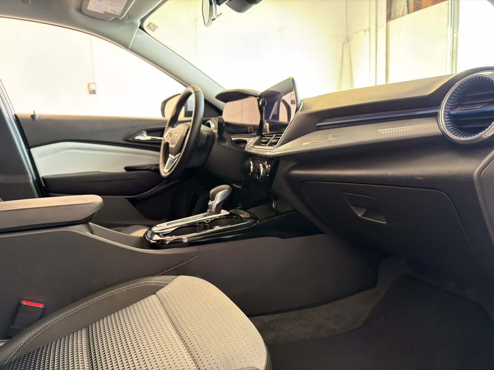 Used 2025 Chevrolet Trax LT w/ LT Convenience Package image 25