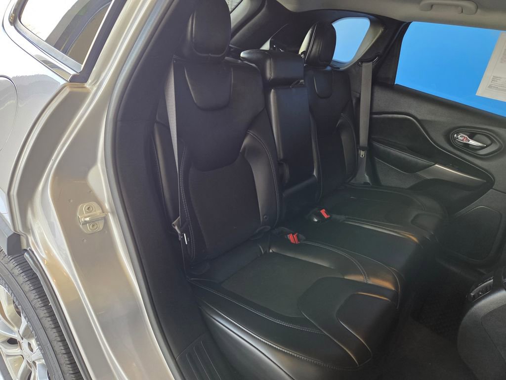 Used 2019 Jeep Cherokee Latitude Plus w/ Comfort/Convenience Group image 29