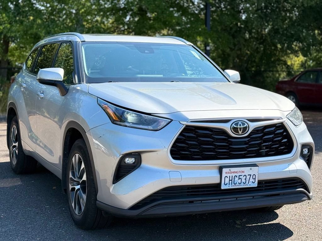 Used 2021 Toyota Highlander XLE AWD/4WD image 7