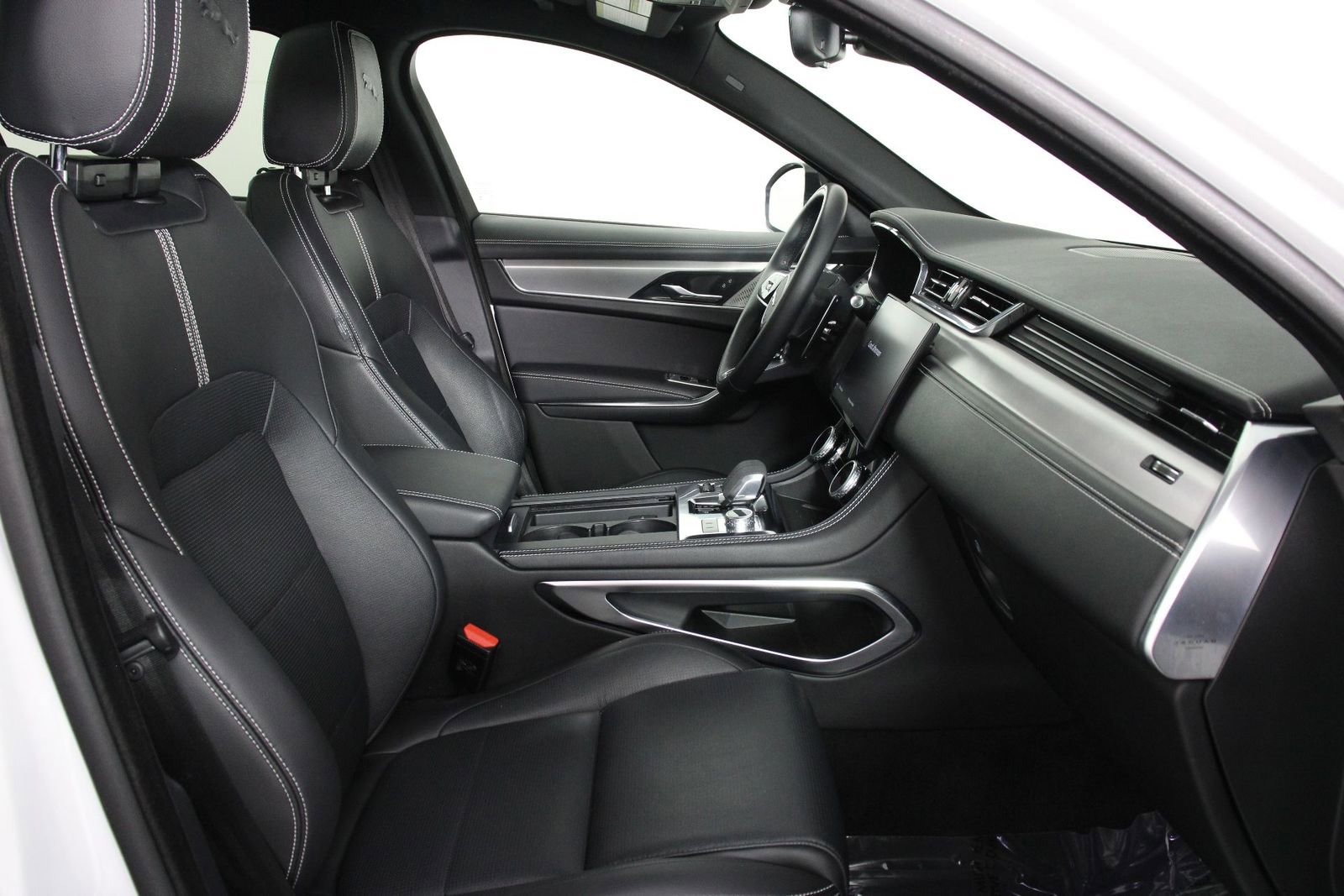 Used 2024 Jaguar F-PACE R-Dynamic S image 28