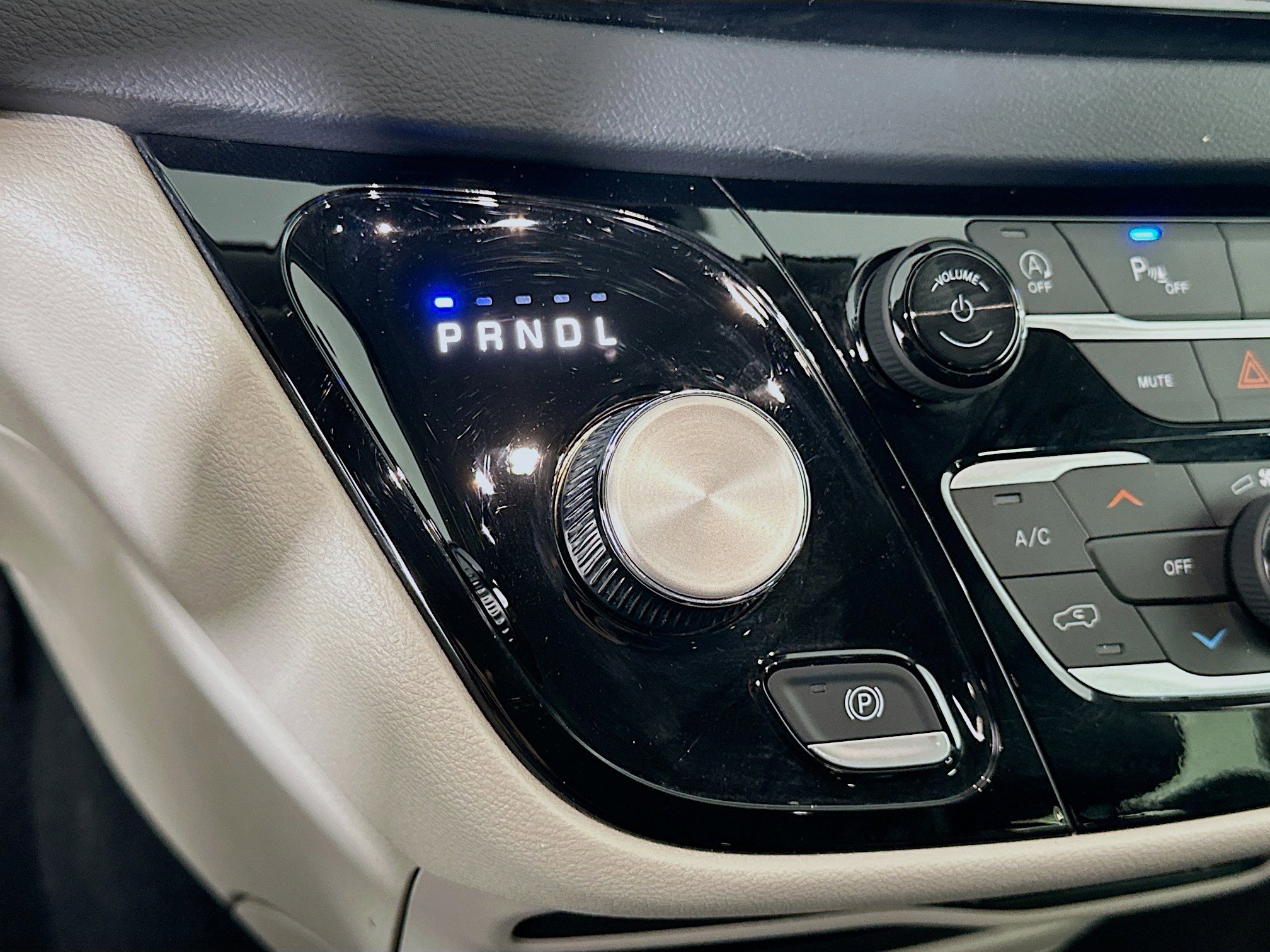 Used 2024 Chrysler Pacifica Touring-L image 24