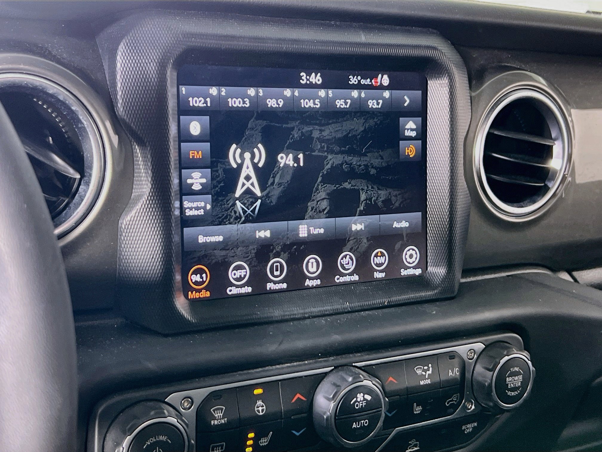 Used 2023 Jeep Wrangler Unlimited Sahara w/ Cold Weather Group AWD/4WD image 15