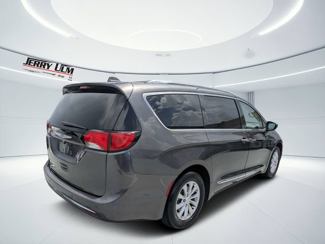 Used 2019 Chrysler Pacifica Touring-L FWD image 3