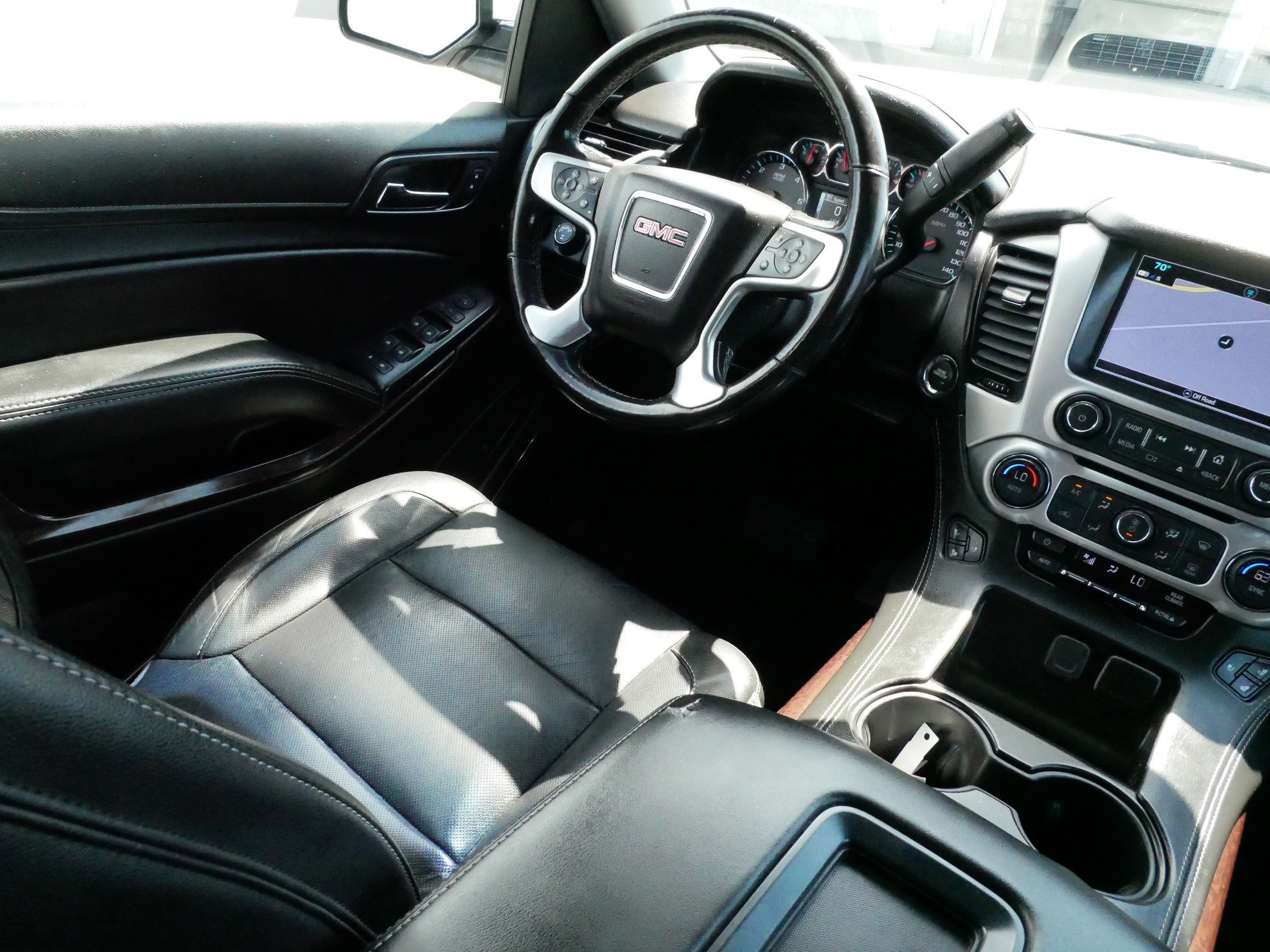 Used 2018 GMC Yukon XL SLT w/ Open Road Package AWD/4WD image 9