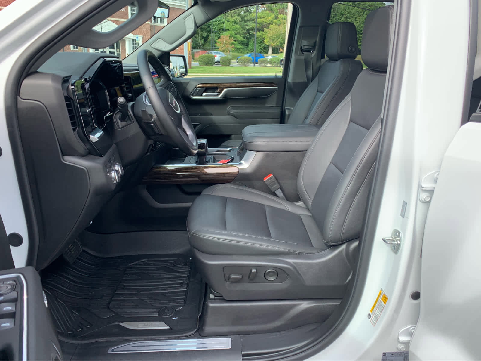 Used 2025 GMC Sierra 1500 Elevation w/ Elevation Premium Package image 9