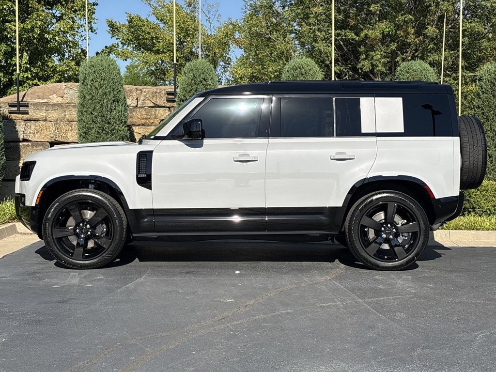 New 2026 Land Rover Defender 110 X-Dynamic SE AWD/4WD image 2