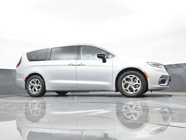 Used 2024 Chrysler Pacifica Limited FWD image 47