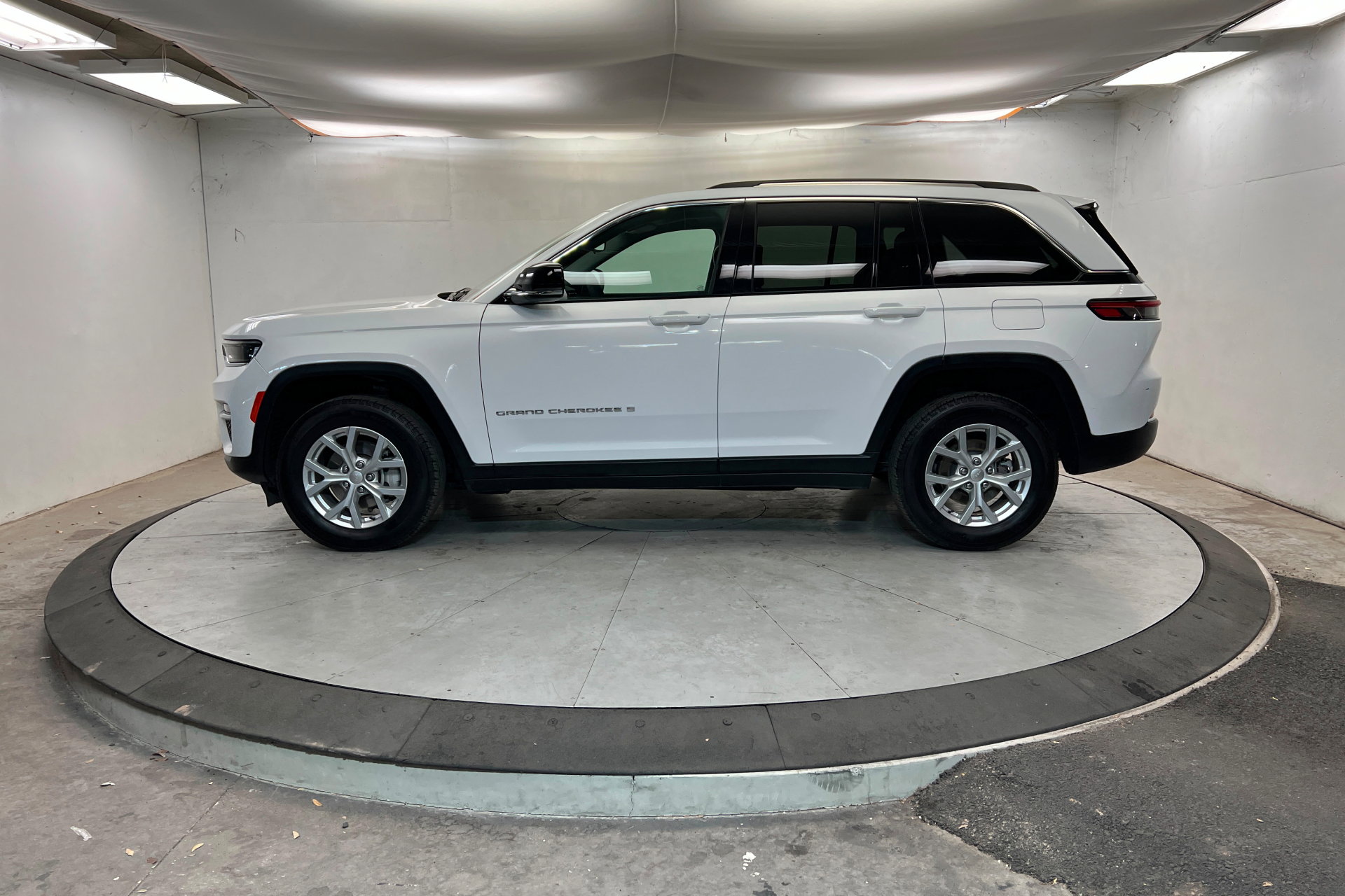 Used 2024 Jeep Grand Cherokee Limited AWD/4WD image 2