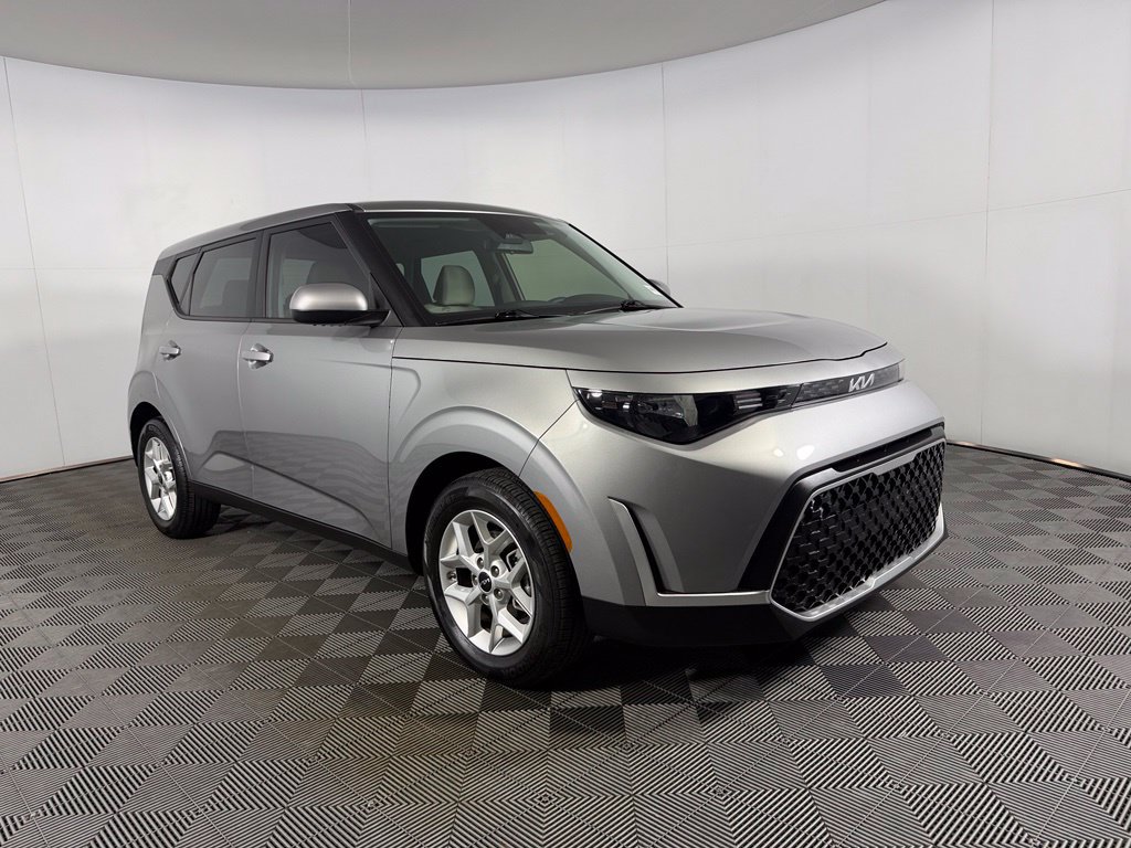 Used 2025 Kia Soul LX w/ LX Technology Package FWD image 5