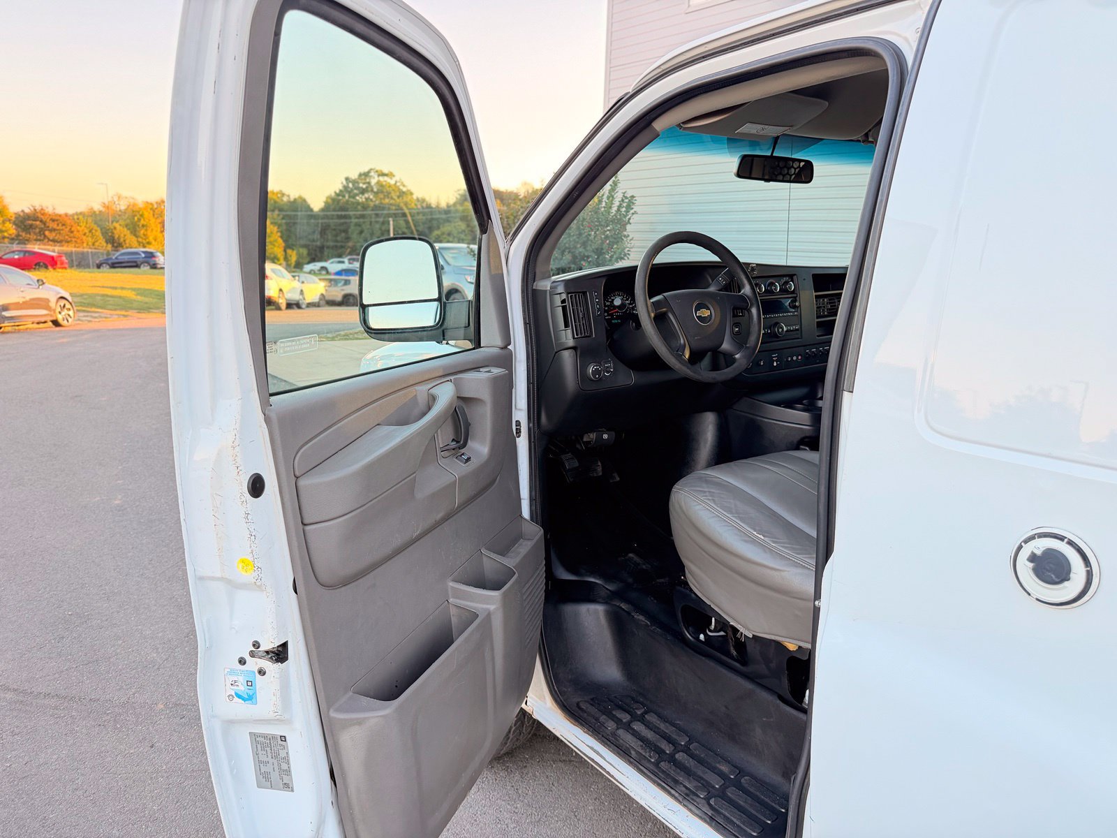Used 2015 Chevrolet Express 2500 RWD image 16
