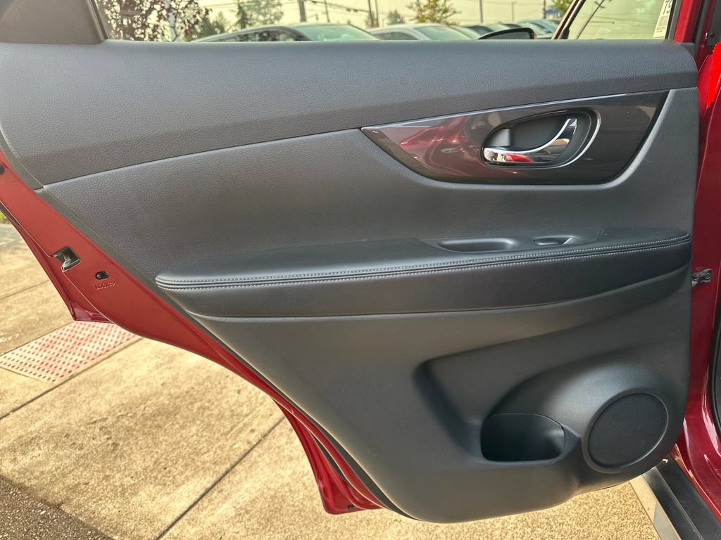 Used 2018 Nissan Rogue SV AWD/4WD image 13