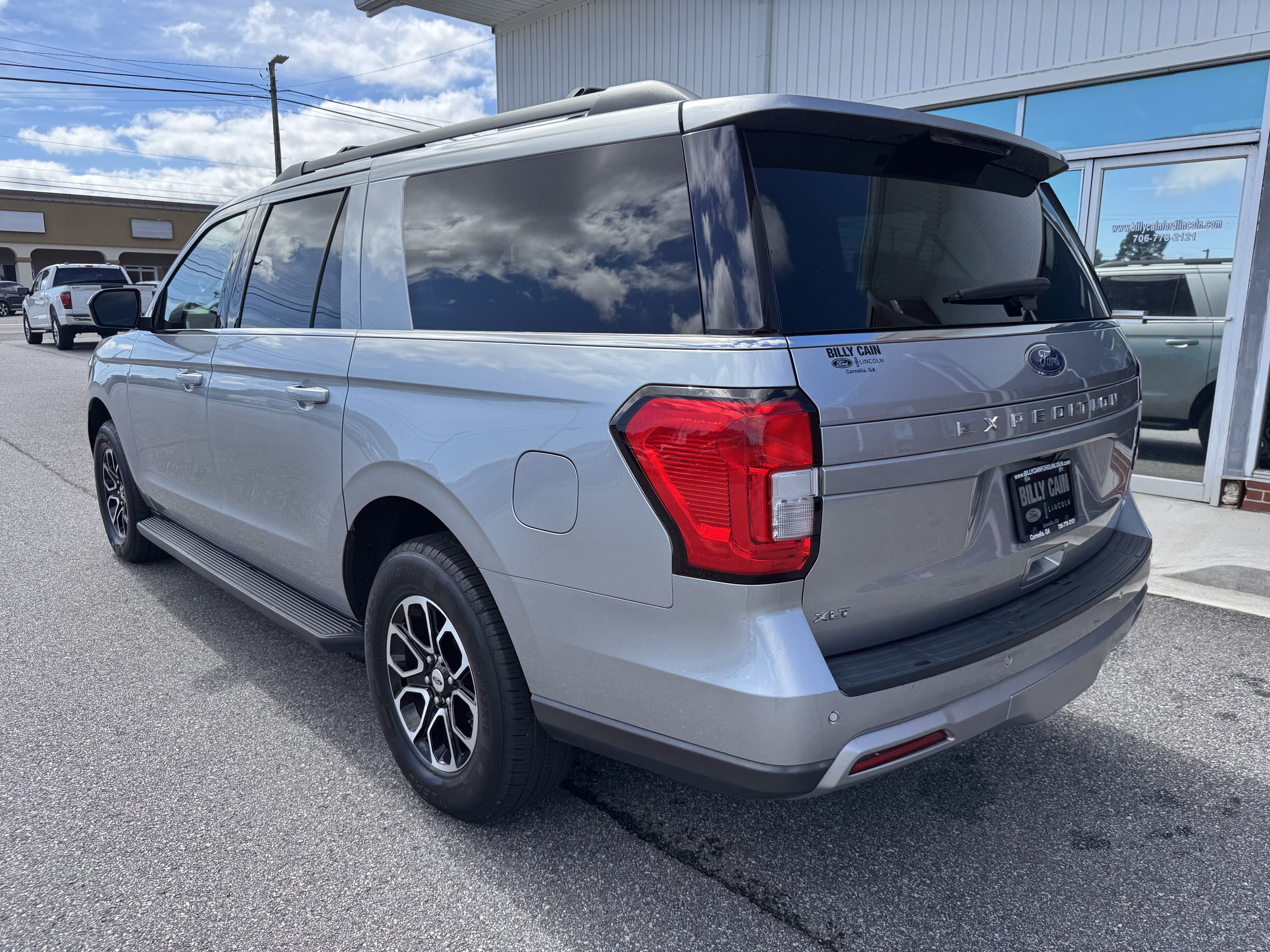 Used 2024 Ford Expedition Max XLT AWD/4WD image 2
