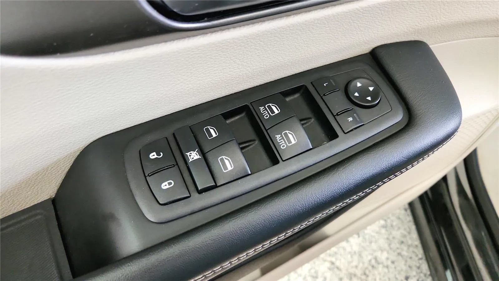 Used 2023 Chrysler Pacifica Touring-L FWD image 32