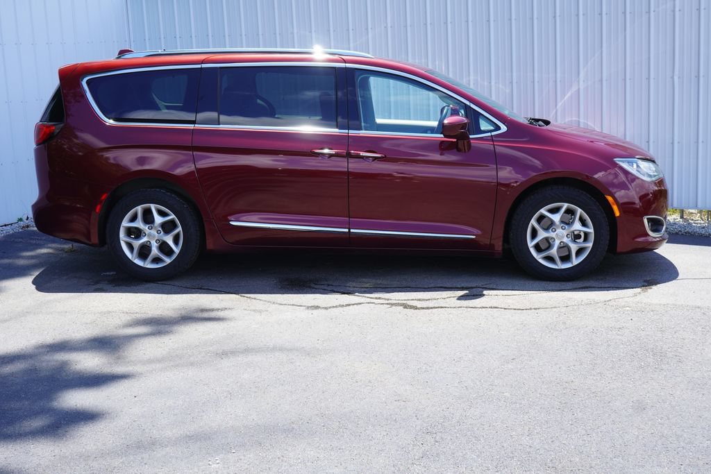 Used 2017 Chrysler Pacifica Touring-L Plus w/ Tire & Wheel Group FWD image 2