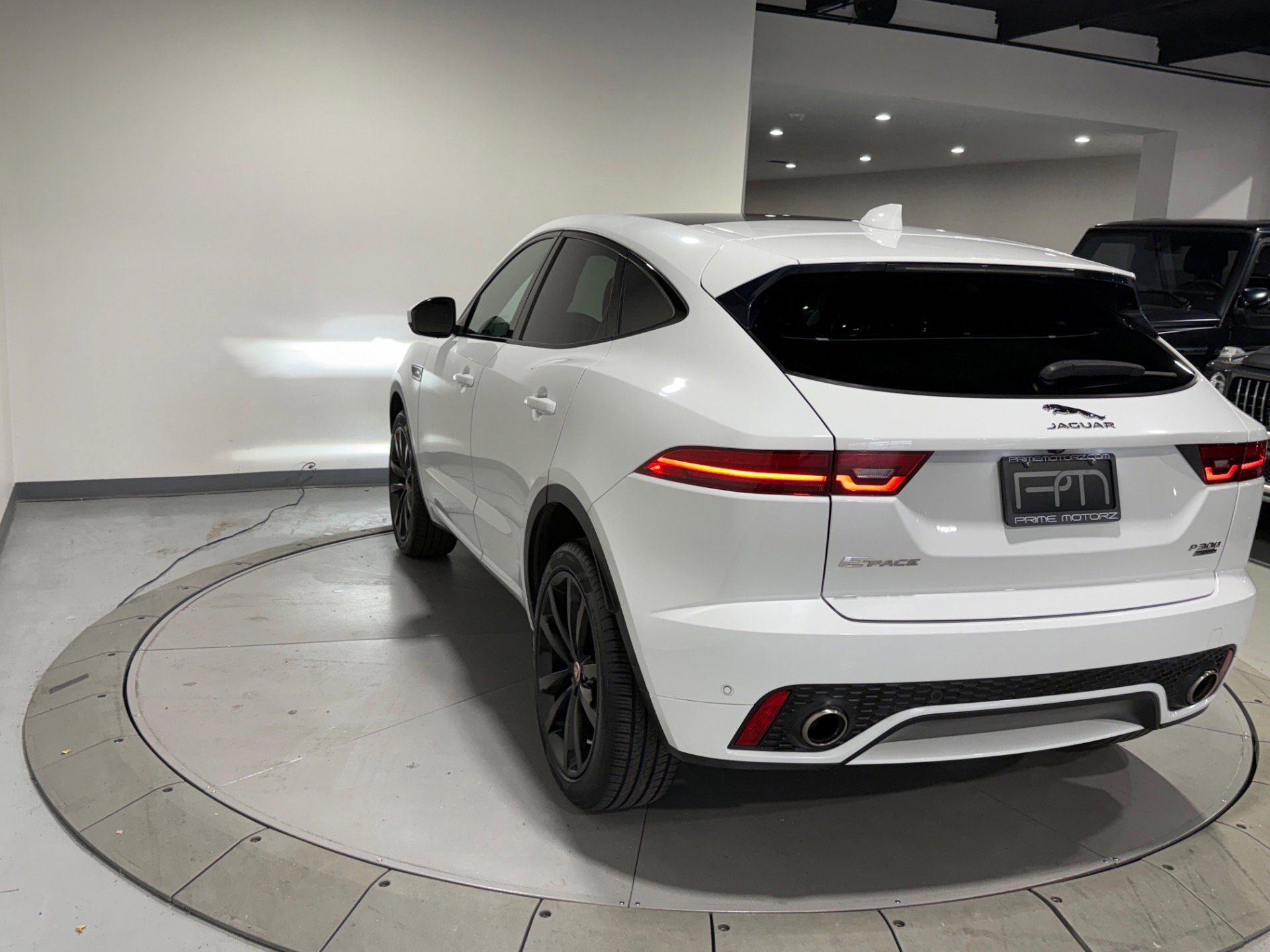 Used 2019 Jaguar E-PACE R-Dynamic SE image 21