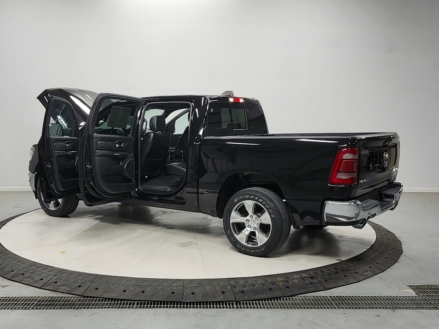 Used 2023 RAM 1500 Laramie AWD/4WD image 13
