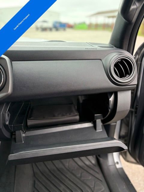 Used 2020 Toyota Tacoma SR5 AWD/4WD image 32