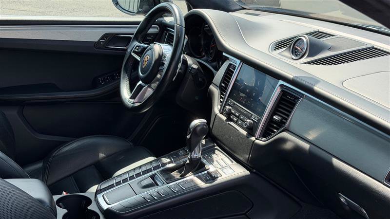 Used 2018 Porsche Macan Turbo AWD/4WD image 42