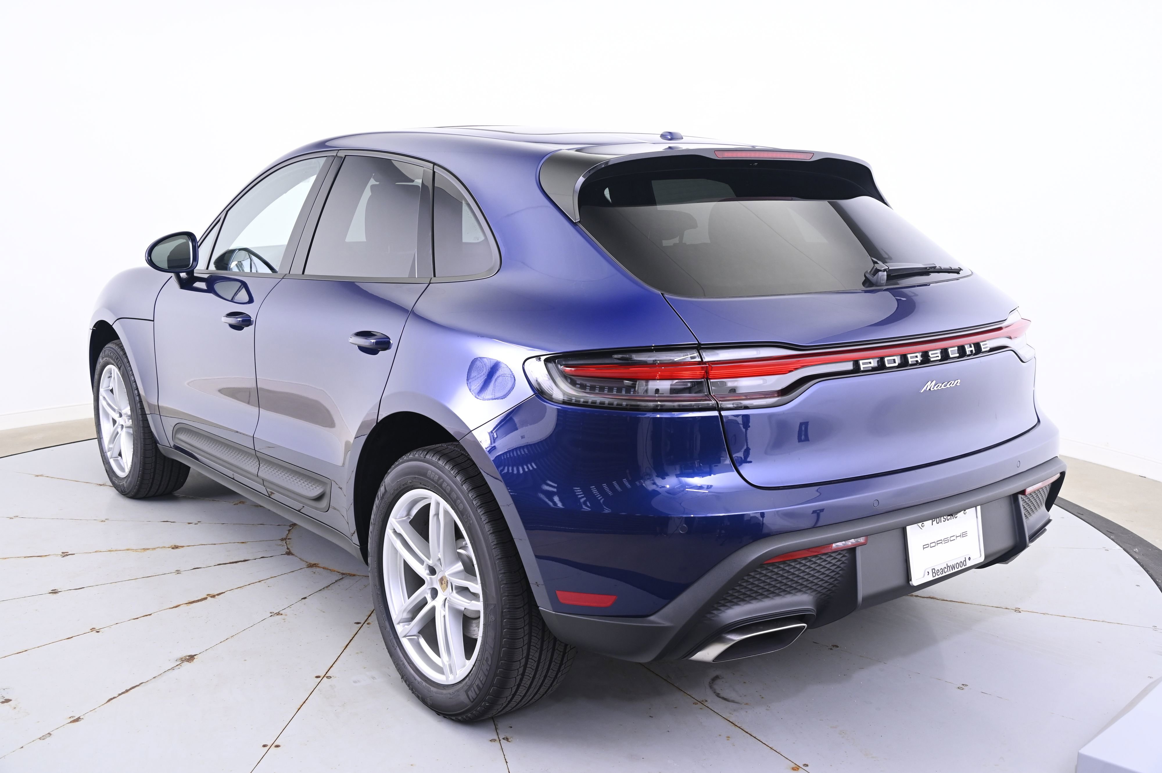Certified 2025 Porsche Macan image 3