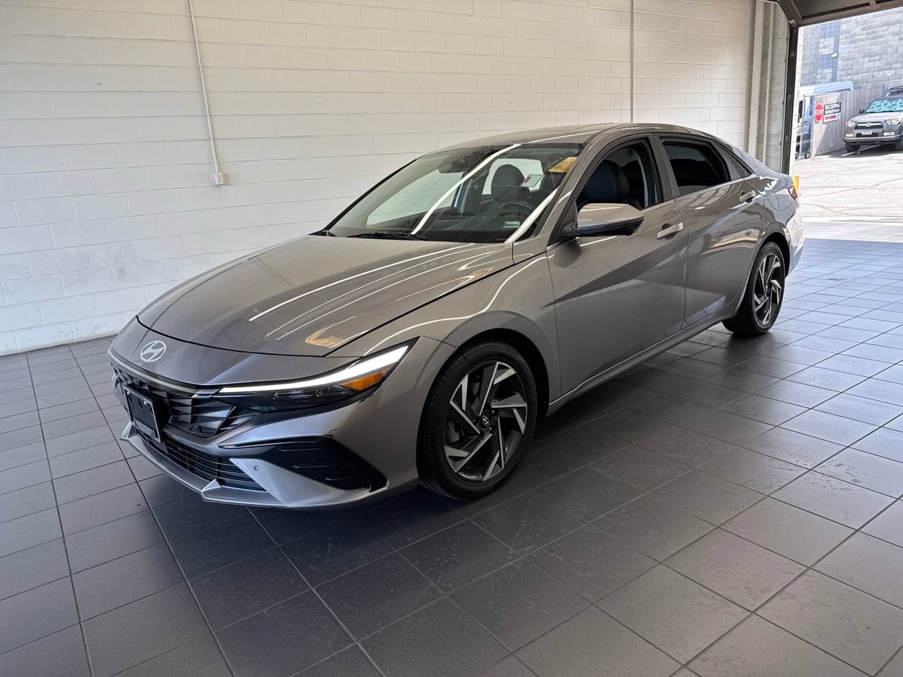 Used 2024 Hyundai Elantra Limited FWD image 4