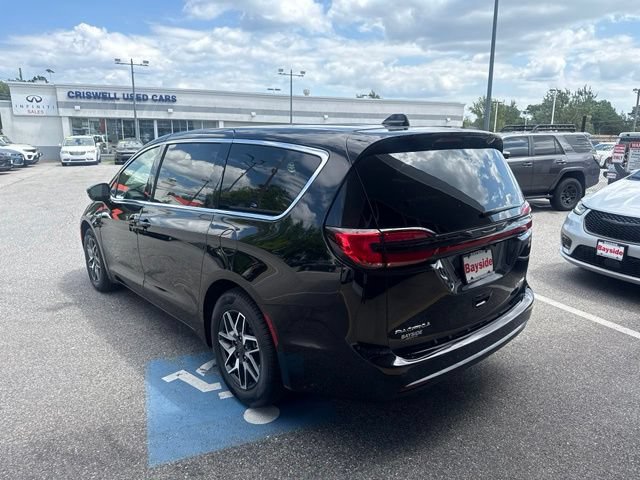 New 2027 Chrysler Pacifica Limited w/ Family Tech Group FWD image 15