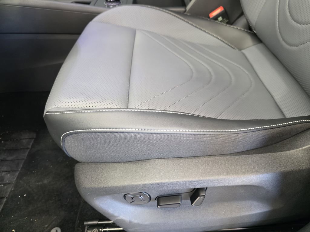 New 2026 Volkswagen Tiguan SE R-Line image 18