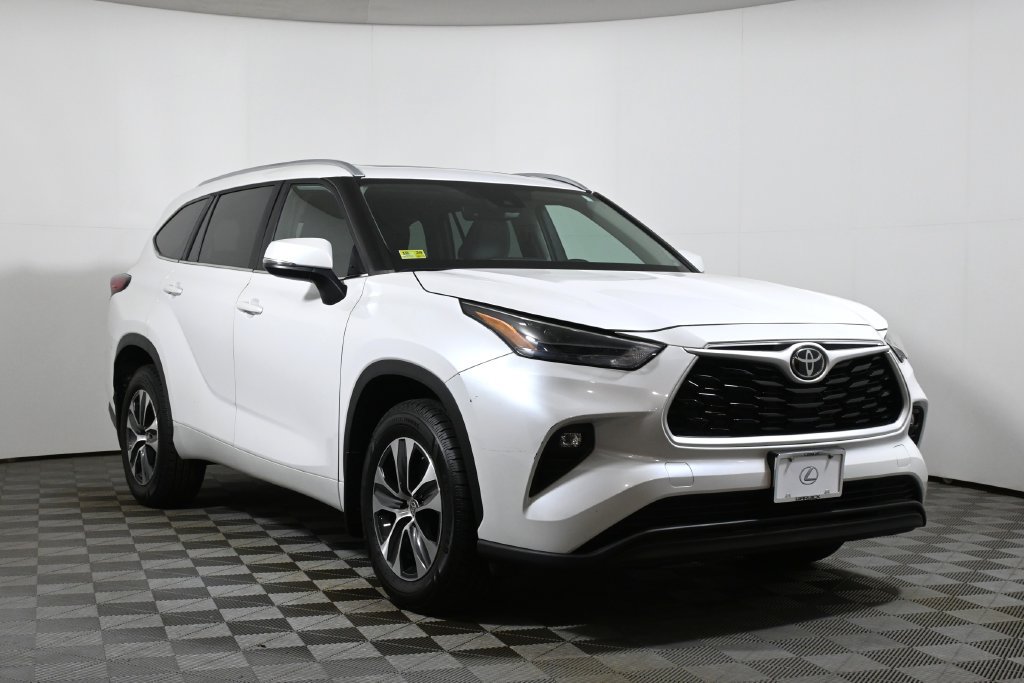Used 2023 Toyota Highlander XLE AWD/4WD image 9