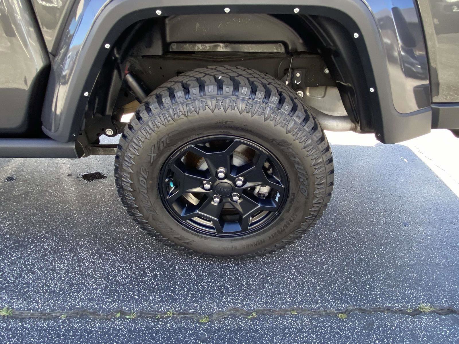 Used 2021 Jeep Gladiator Willys image 23