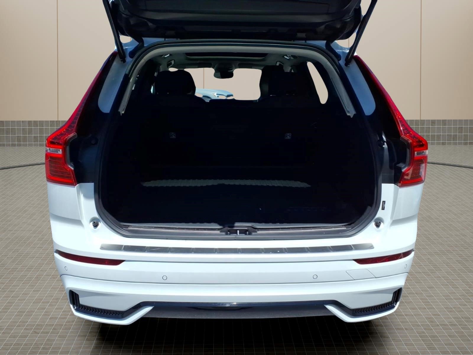 Used 2024 Volvo XC60 B5 Plus w/ Protection Package Premier AWD/4WD image 11
