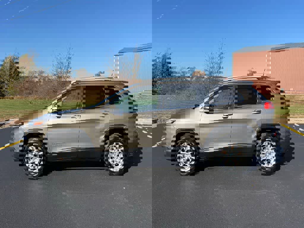 Used 2016 Jeep Cherokee Latitude w/ Cold Weather Group image 3