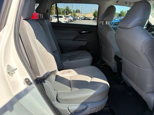 Used 2021 Toyota Highlander XLE AWD/4WD image 22