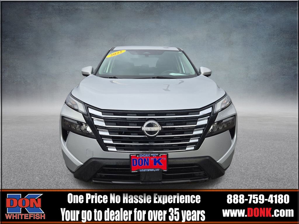 Used 2025 Nissan Rogue SV image 3