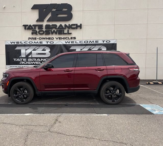 Used 2025 Jeep Grand Cherokee Altitude AWD/4WD image 11