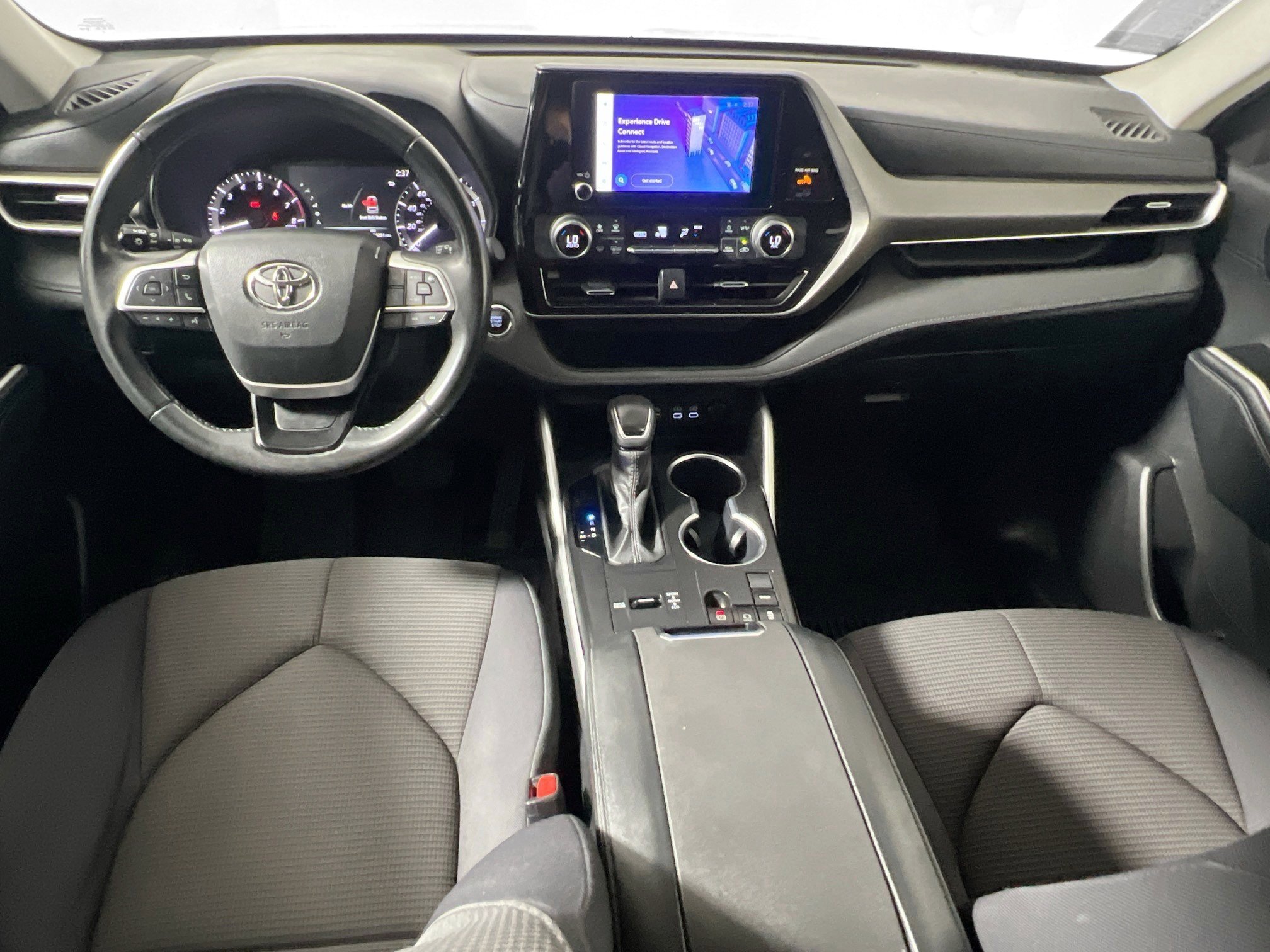 Used 2023 Toyota Highlander LE FWD image 30