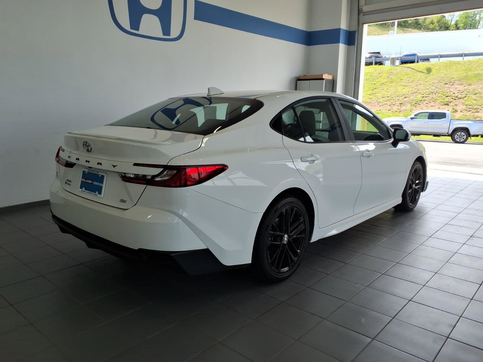 Used 2025 Toyota Camry SE w/ Convenience Package AWD/4WD image 5