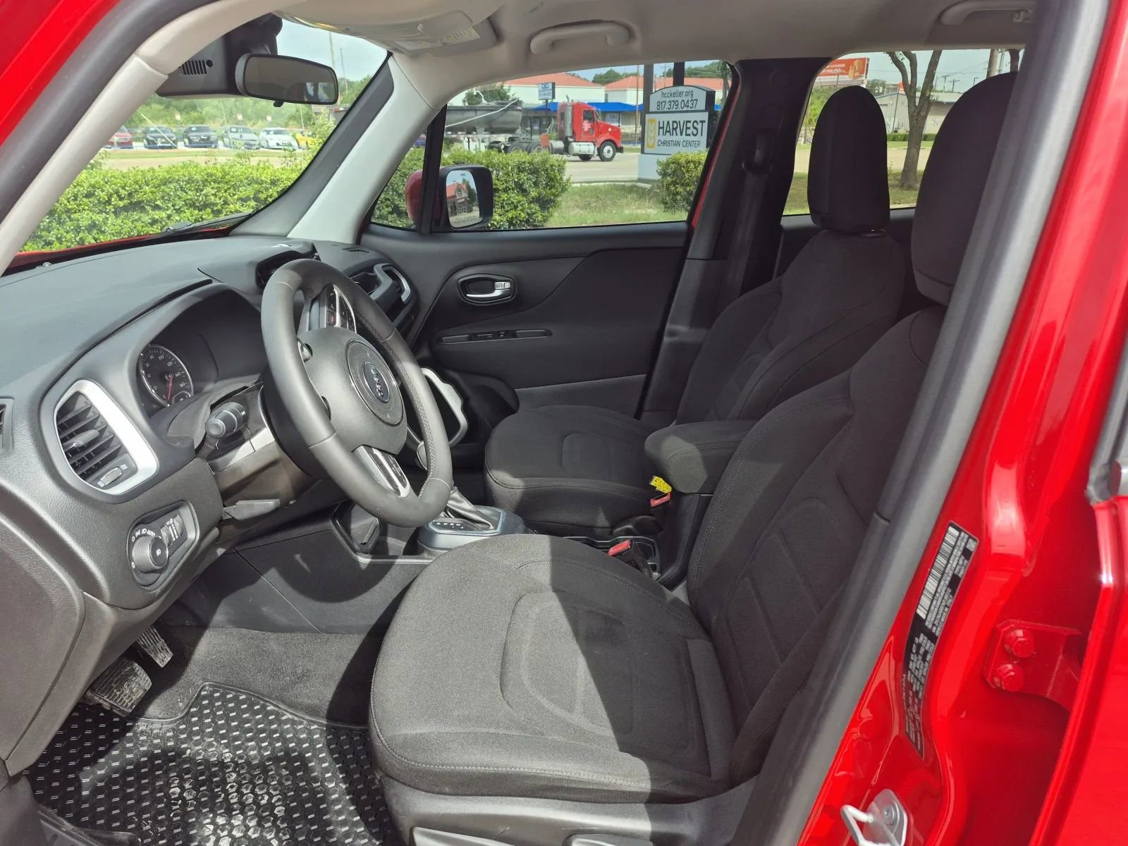 Used 2019 Jeep Renegade Latitude FWD image 12