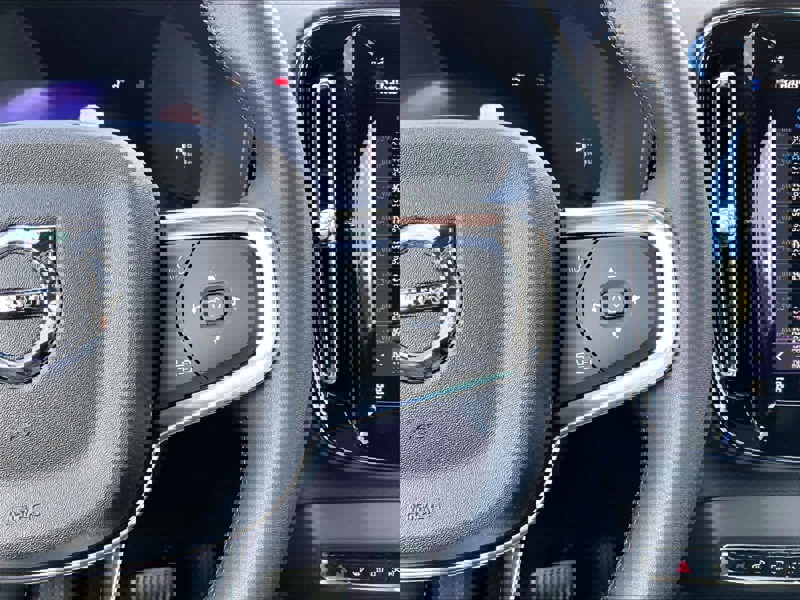 Used 2023 Volvo XC40 Recharge Plus w/ Protection Package Premier image 22