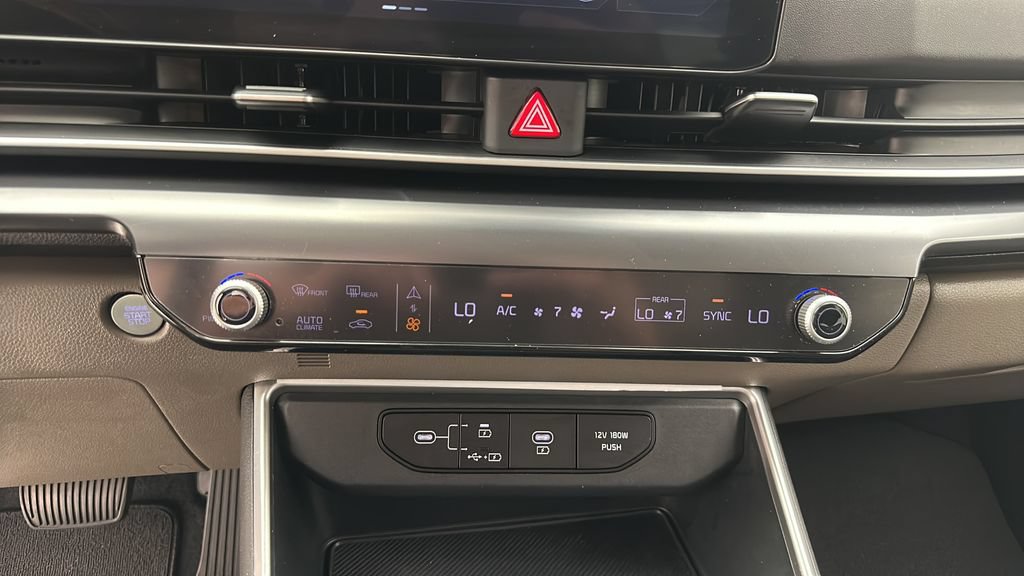 Used 2025 Kia Carnival FWD image 17