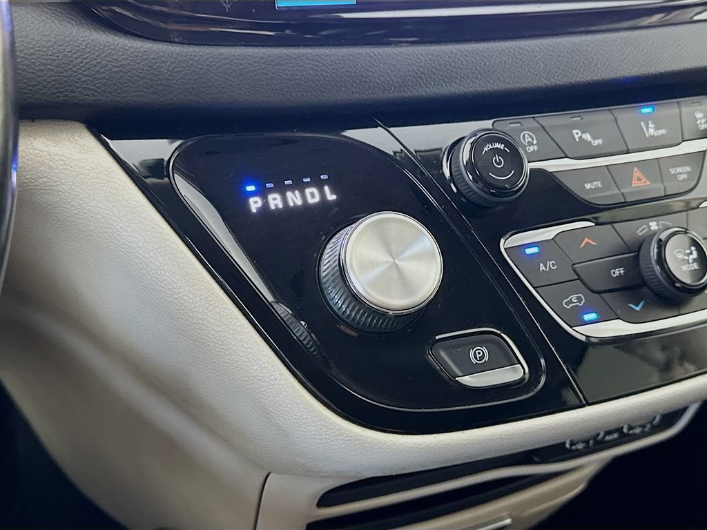 Used 2021 Chrysler Pacifica Touring-L FWD image 16