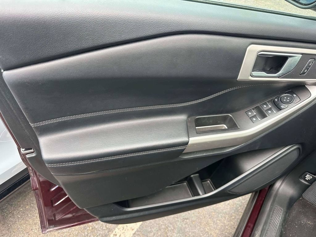 Used 2023 Ford Explorer XLT AWD/4WD image 16