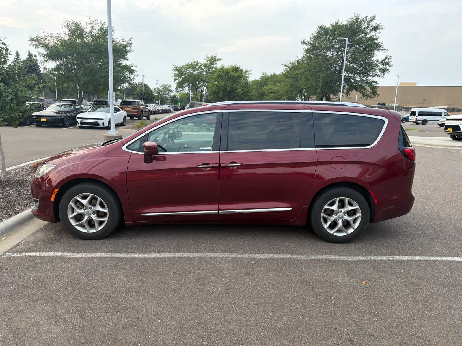 Used 2019 Chrysler Pacifica Touring-L w/ Tire & Wheel Group FWD image 5